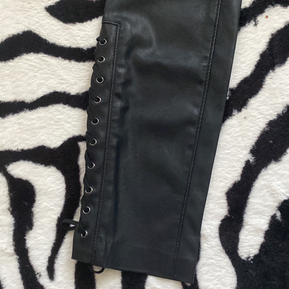 😍BLANK NYC ANKLE LACE UP FAUX LEATHER SKINNY PANTS SIZE 26 - Picture 7 of 10